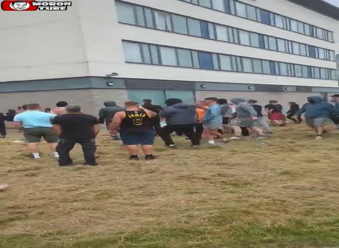 Video :England - Attacks on Holiday Inn hotels that house migrants
